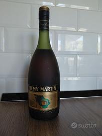 Una bottiglia Remy Martini fine Champagne Cognac