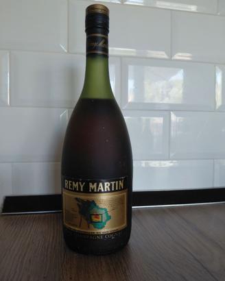 Una bottiglia Remy Martini fine Champagne Cognac