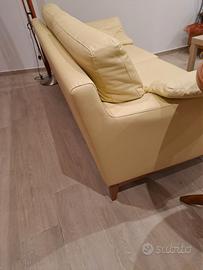 divani di color cream/giallo canarino