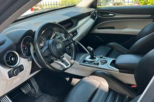 Stelvio veloce 2.2 210cv