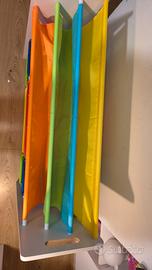 scaffale porta giochi con contenitori piccola libr