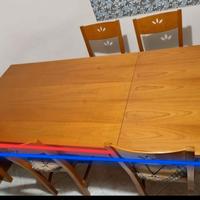 Tavolo in legno  allungabile + 4 sedie 