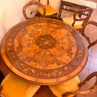 Tavolo tondo intarsiato in noce con prolunghe