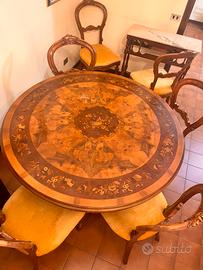 Tavolo tondo intarsiato in noce con prolunghe