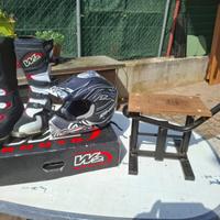 Scarpe casco e cavalletto moto da cross
