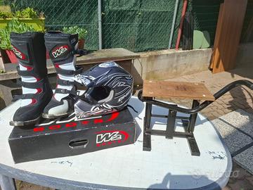 Scarpe casco e cavalletto moto da cross