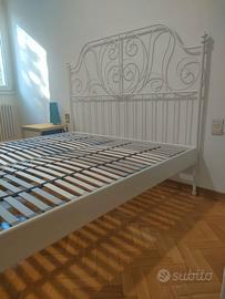 Letto matrimoniale ikea e doghe in legno