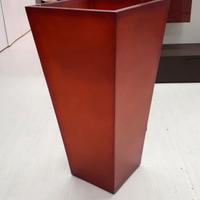 Vaso in resina rosso con illuminazione interna