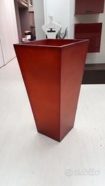 Vaso in resina rosso con illuminazione interna