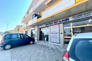 NEGOZIO A CAPPELLE SUL TAVO