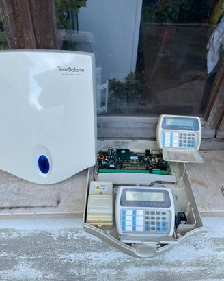 Centrale 8-64 tecnoalarm con 2 tastiere