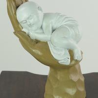 Mano con bambino in resina