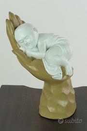 Mano con bambino in resina