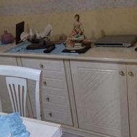 Tavolo sedie vetrina credenza