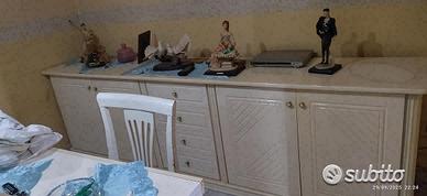 Tavolo sedie vetrina credenza