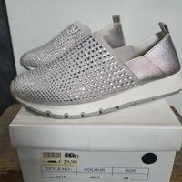 stivaletti e scarpe grigie