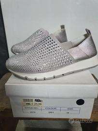 stivaletti e scarpe grigie