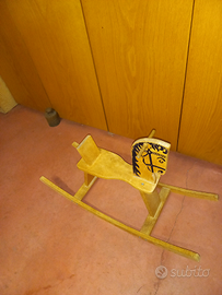 Cavallo a dondolo in legno