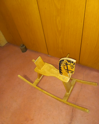 Cavallo a dondolo in legno