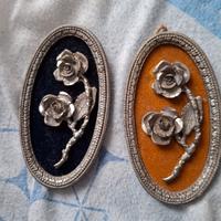 2 cornici ovali in peltro con rose e velluto