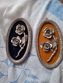 2 cornici ovali in peltro con rose e velluto