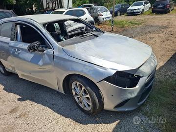 MERCEDES CLASSE A180 PREMIUM SINISTRATA 18