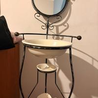 Lavabo antico con specchio