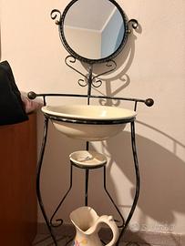 Lavabo antico con specchio