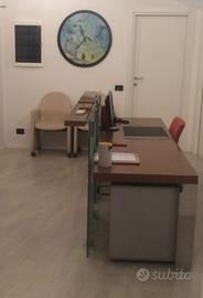 Bancone reception con schermo in vetro e cassettie