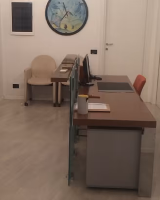 Bancone reception con schermo in vetro e cassettie