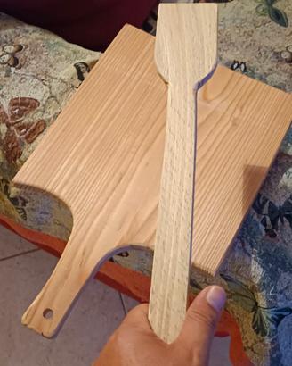 tagliere da portata in legno con cucchiaio 