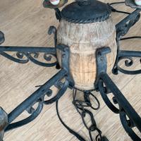 Lampadario a 6 luci in ferro battuto e legno