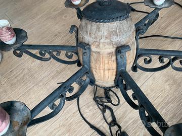 Lampadario a 6 luci in ferro battuto e legno