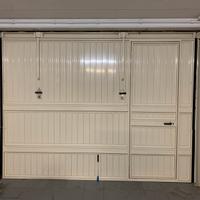 Portone basculante con porta d’accesso