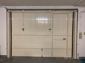 Portone basculante con porta d’accesso