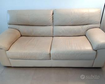 2 Divani Chateau d’Ax in vera pelle color crema