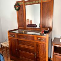 comò in legno e decori in bronzo