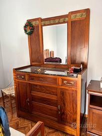 comò in legno e decori in bronzo