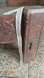 Tavolino in legni di tipo etnico di H.20 cm e diam