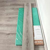 Pavimento laminato grigio