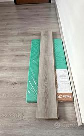 Pavimento laminato grigio