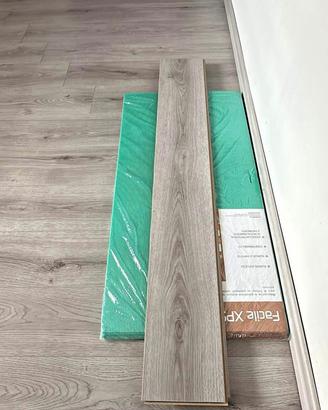 Pavimento laminato grigio