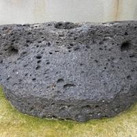 Antico coperchio di mola sarda