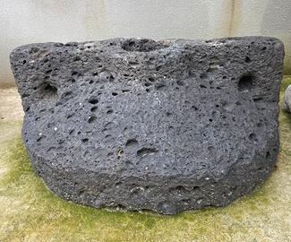 Antico coperchio di mola sarda