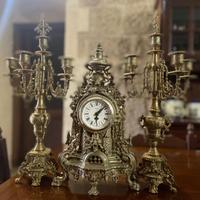 Orologio barocco e candelabri