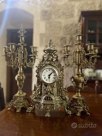 Orologio barocco e candelabri