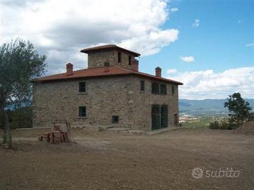Rustico / Casale di 400 m² con più di 5 locali e b