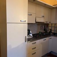 Cucina angolate con elettrodomestici