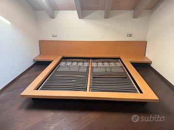 Letto in legno sospeso con comodini integrati