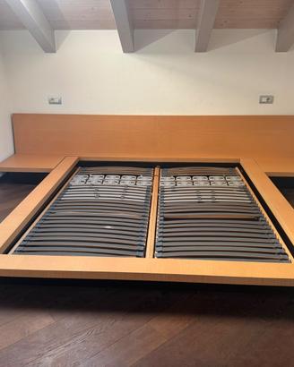 Letto in legno sospeso con comodini integrati
